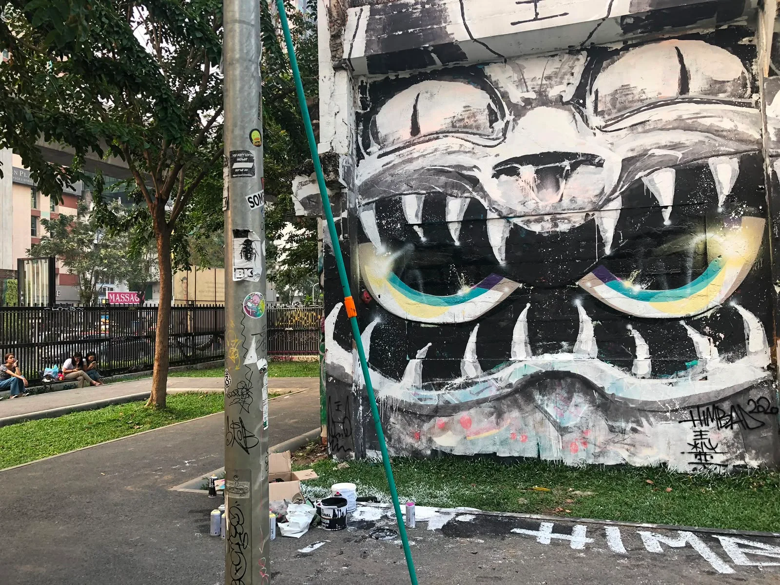 Park Grin, wall